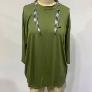 "Green Olive Weaving Rhythm" loose-fitting T-shirt with contrasting color ribbons